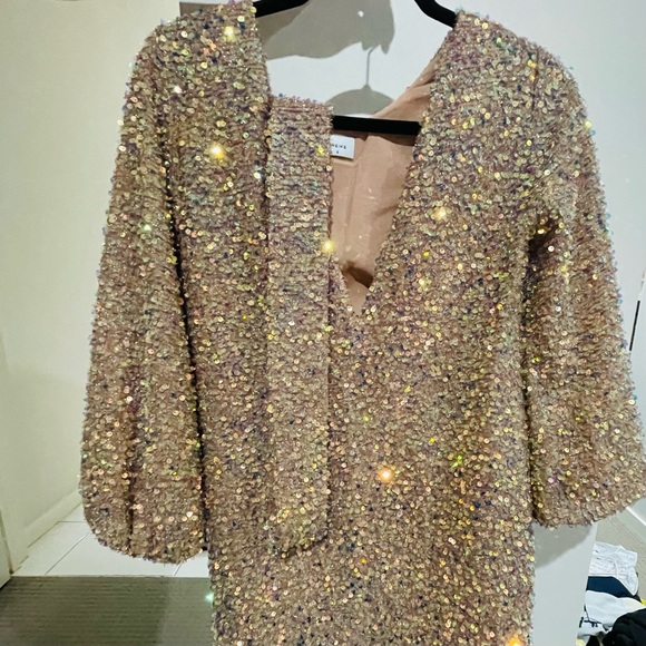 Wore once, it’s size 6 but easy fit for8-10. Perfect for Christmas or NYE party - Picture 2 of 5